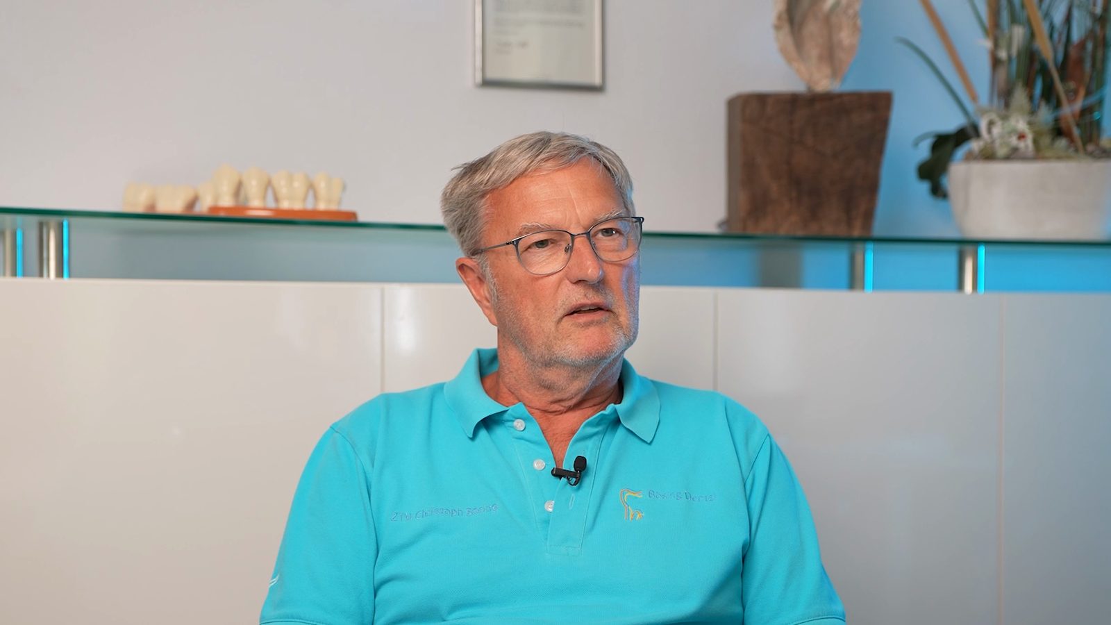 ZTM Christoph Bösing im Besprechungsraum seines Dentallabors in Bingen am Rhein